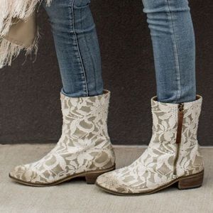 Joyfolie Wren Booties in lace 11T
